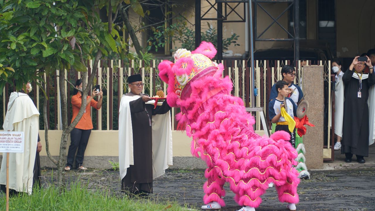 Atraksi barongsai membuat masa pengenalan lingkungan sekolah SMAK Dempo menjadi lebih meriah dan bermakna