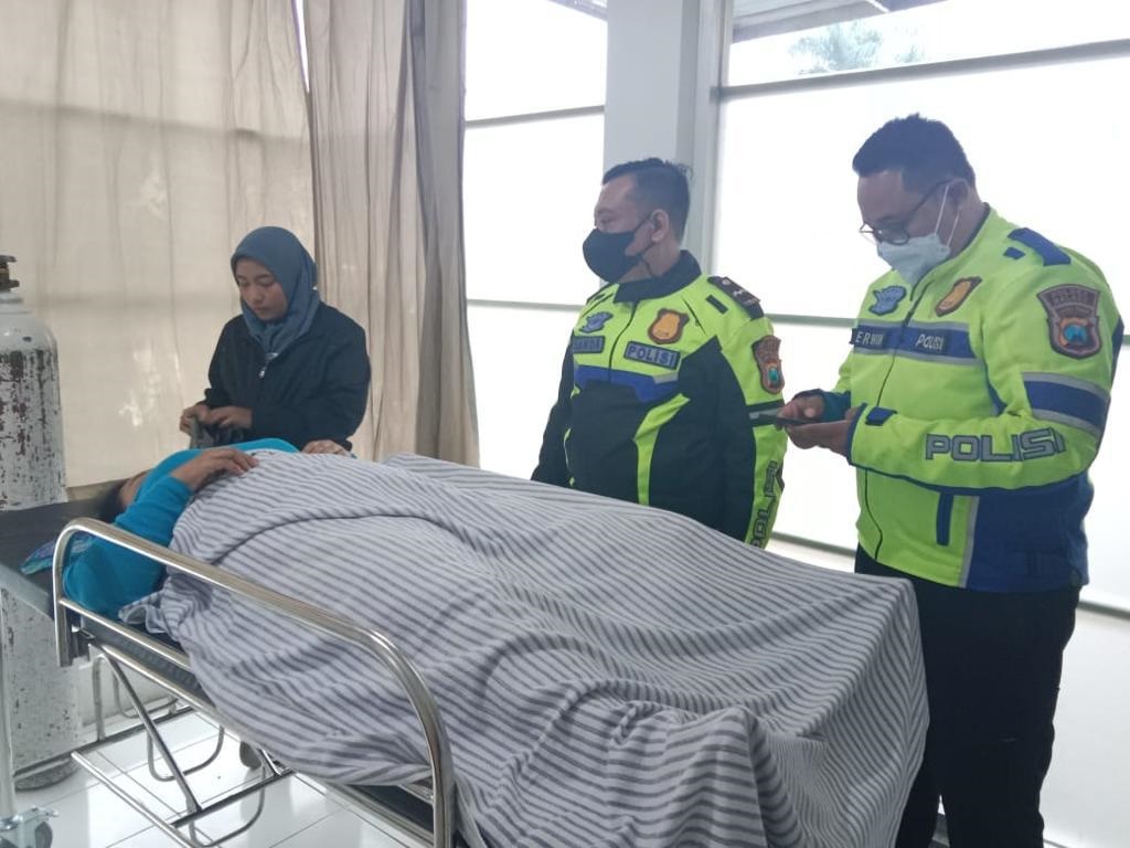 TRAGIS: Petugas mendatangi korban selamat yang dirawat di Rumah sakit Sumber Sentosa, Tumpang, kemarin (11/7). (Danang/Radar Malang)