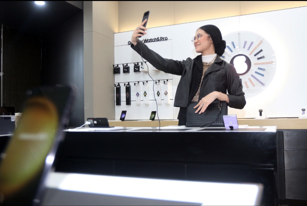 Salah satu spot di dalam area Samsung Experience Store di Jalan Ijen, Kota Malang. Pelanggan bisa menemukan semua yang dibutuhkan di sini.