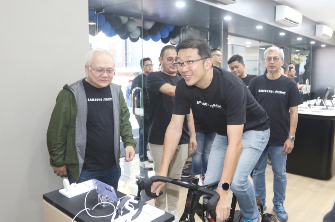 Lo Khing Seng, Head of MX Business Development Director Samsung Elektronik Indonesia mencoba Sport experience area ditemani Hioe Ankin (kiri) Business director BibliOMG.