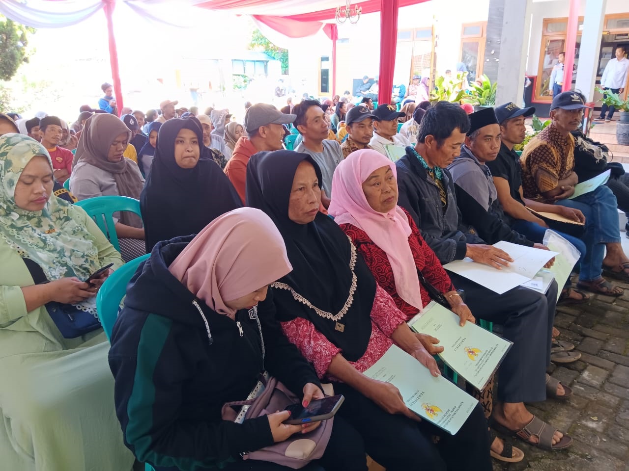 SUDAH DI TANGAN: Sebagian warga Desa Gadingkulon, Kecamatan Dau menerima sertifikat tanah hasil program PTSL 2023, kemarin (12/7). (Indah Mei Yunita/Radar Malang)