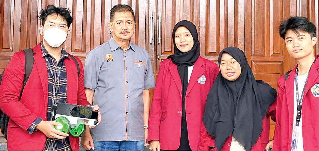 Para mahasiswa UMM menunjukkan alat rancangannya yang mampu mendeteksi jalan rusak.