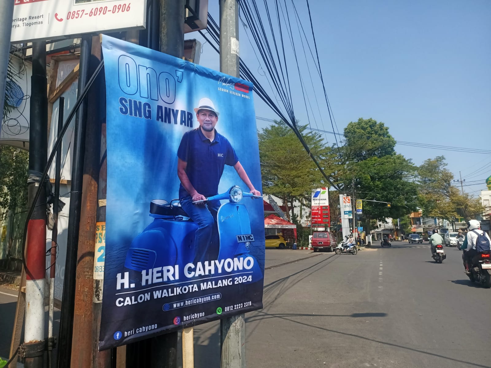 MERAMAIKAN: Spanduk Heri Cahyono di Jalan Tlogomas yang mendeklarasikan diri maju dalam Pilwalkot Malang. (suharto/radar malang)