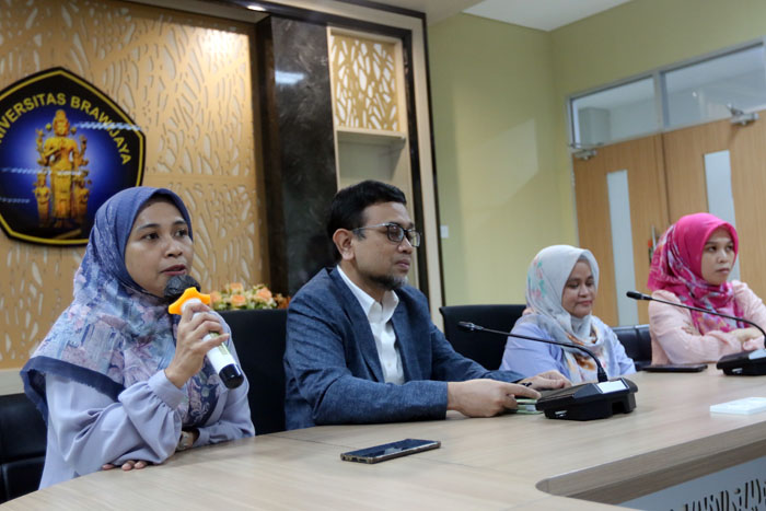 Kepala Pengelola Informasi dan Kehumasan Fakultas Kedokteran UB dr Holipah PhD dalam press conference.