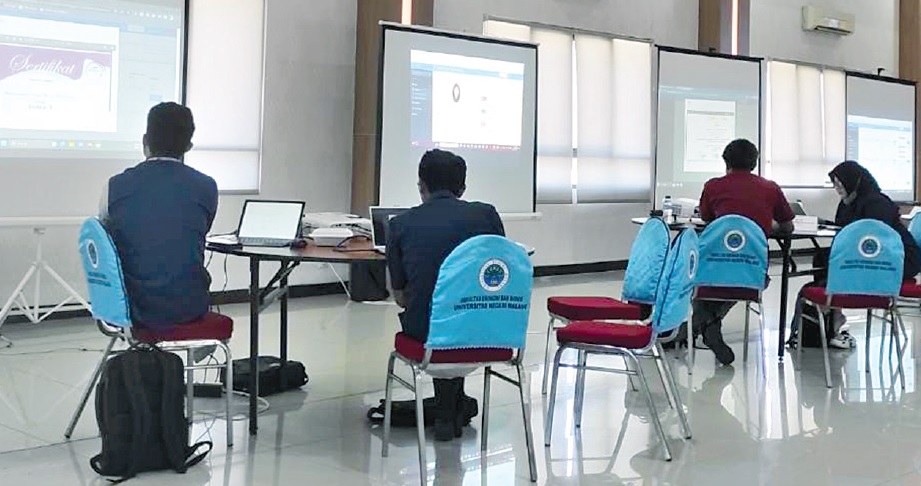 Panitia menyeleksi unjuk prestasi calon mahasiswa baru jalur mandiri prestasi di gedung D10 UM, kemarin.