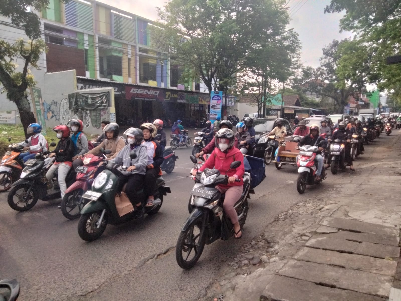 URAI MACET: Arus lalu lintas padat di simpang tiga Jalan Janti, Kecamatan Sukun kemarin. Di lokasi tersebut diharapkan bakal dibangun underpass.