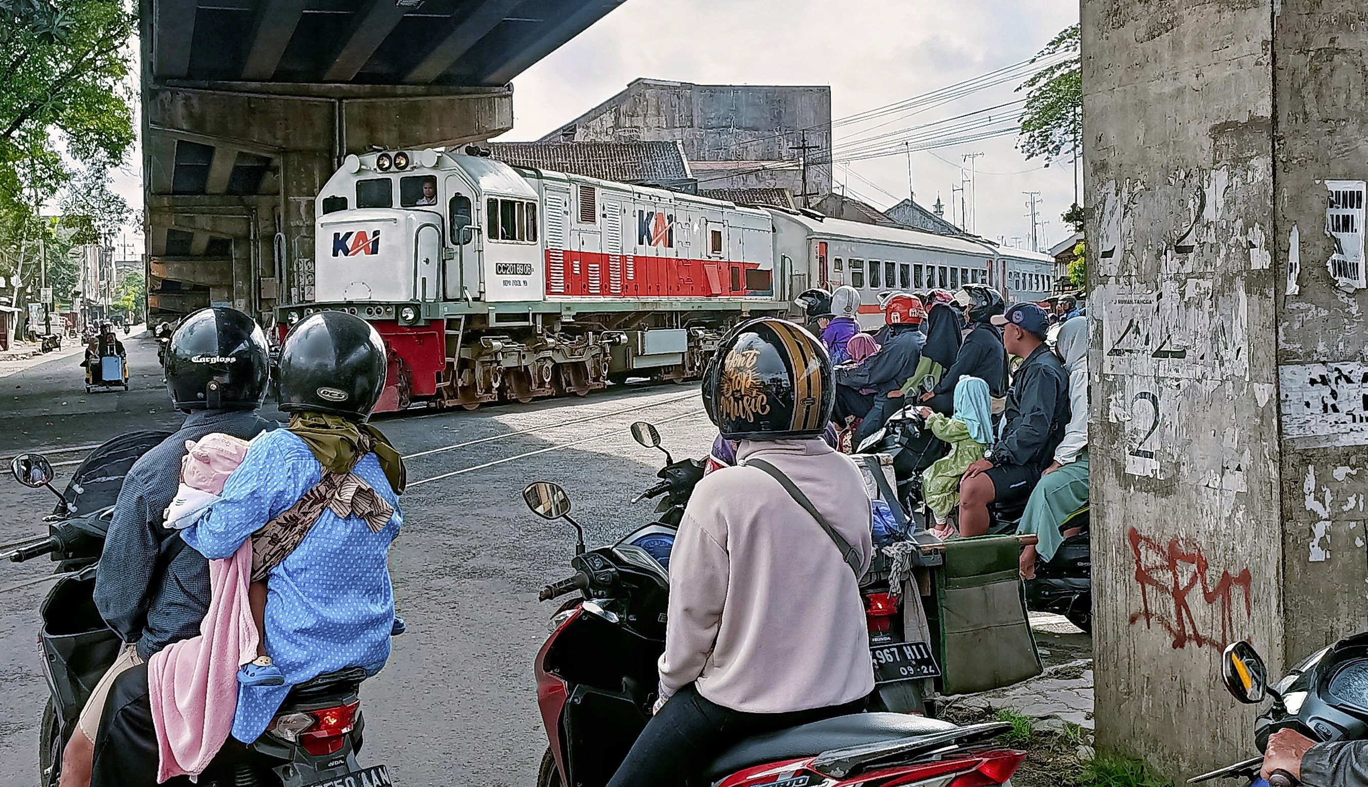 TRANSPORTASI MASSAL: Kereta dari stasiun Malang menuju Blitar dan Kediri melintasi Jalan Kolonel Sugiono, Kelurahan Kotalama, kemarin.