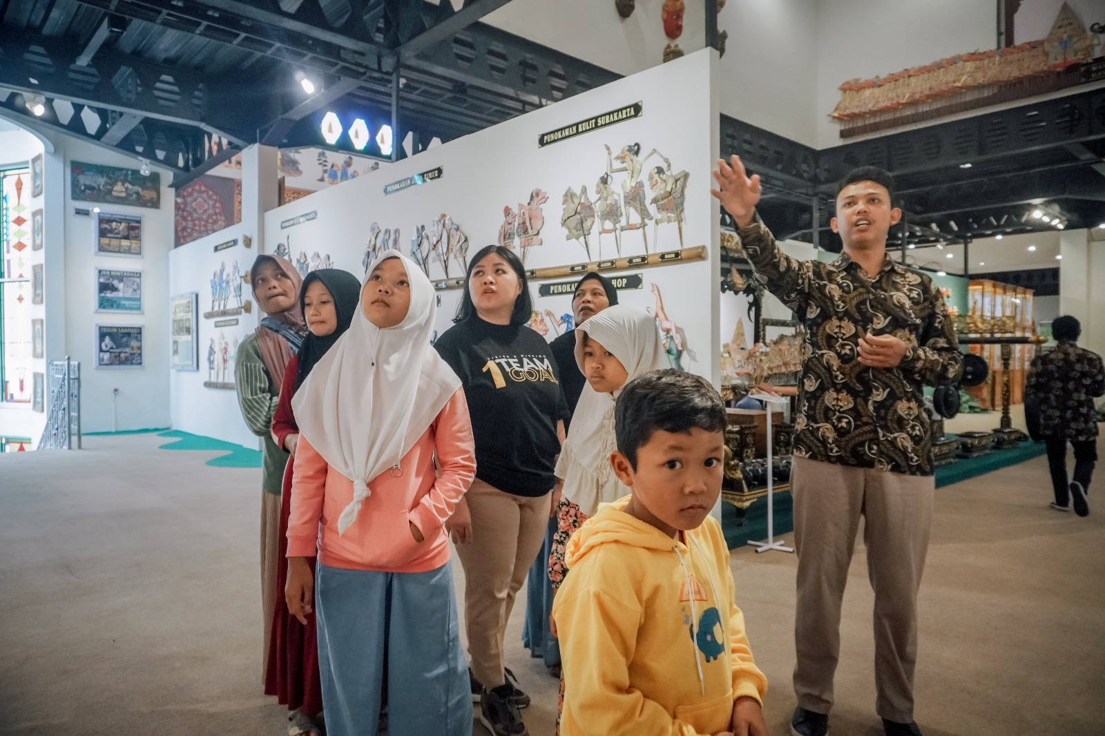Manajemen Grand Mercure Malang  mengajak lima anak asuh mereka mengunjungi Museum Ganesha, Kamis (13/7)