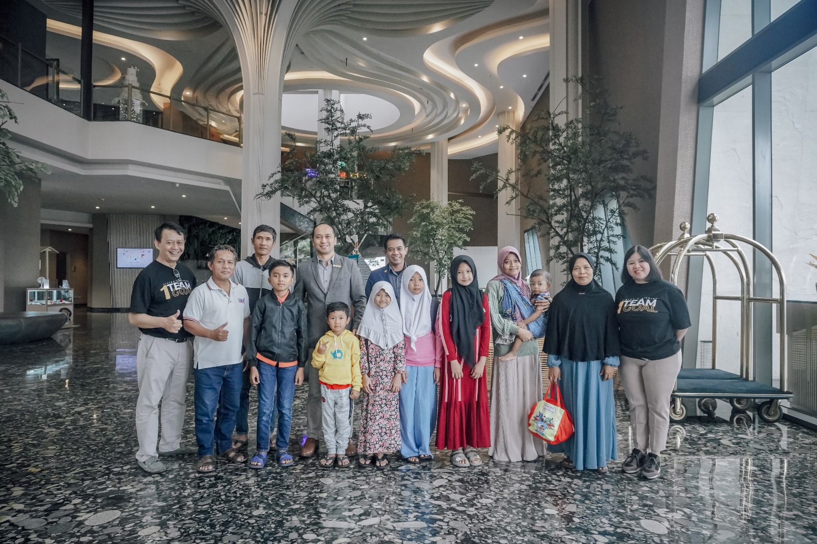 Para anak asuh didampingi orang tua menikmati hotel tour setelah diajak keliling Kota Malang, belanja perlengkapan sekolah, dan ke Museum Ganesha.