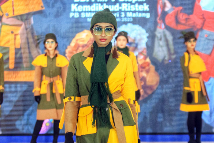 Busana rancangan guru SMK yang diperagakan model dalam fashion show MCC.