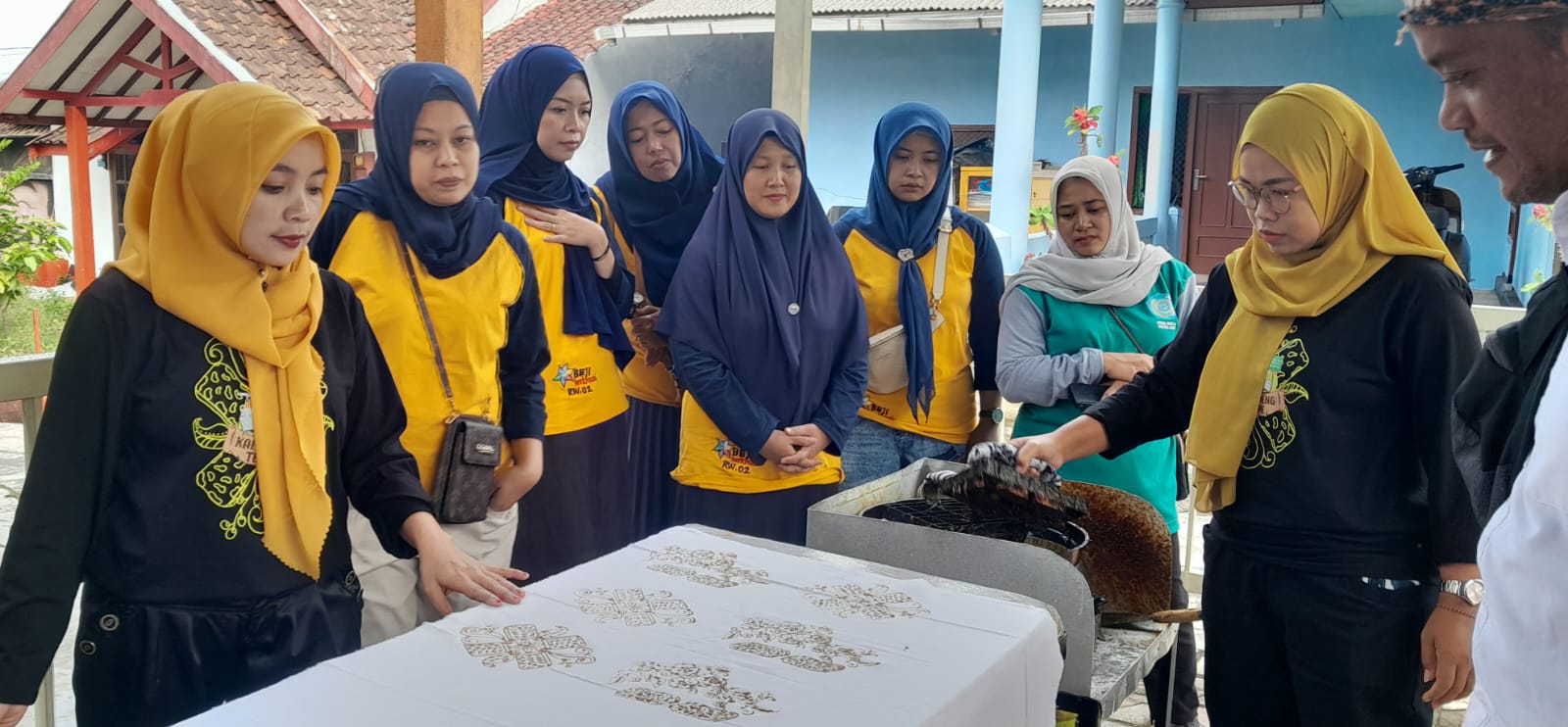 MOTIF TEMPE: Batih bermotif tempa khas Desa Beji sedang diajukan hak paten.