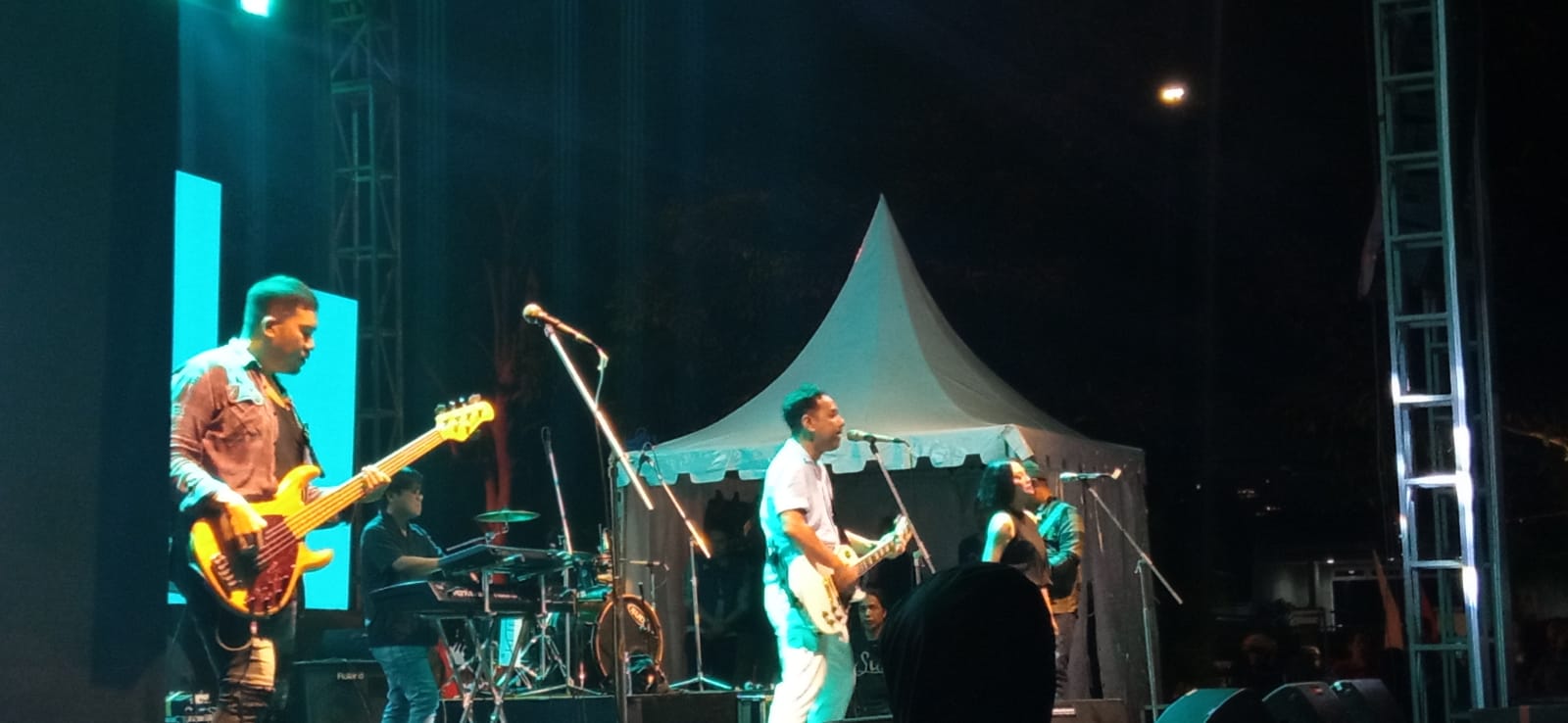 MENGHIBUR: Pongki Barata saat tampil di hadapan warga Kota Batu.
