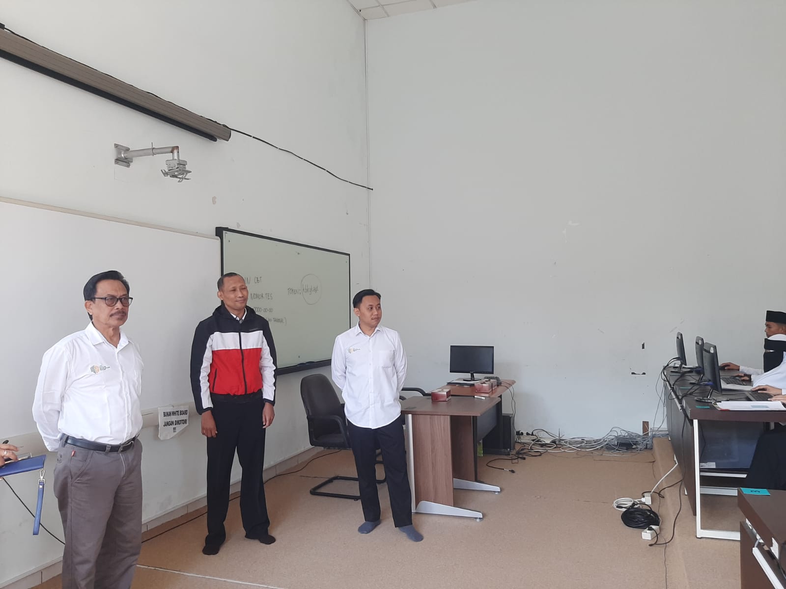 Rektor UIN Maliki Malang Prof Dr H Zainuddin MA (kiri) bersama jajaran melakukan monitoring seleksi jalur mandiri, Senin (17/7)