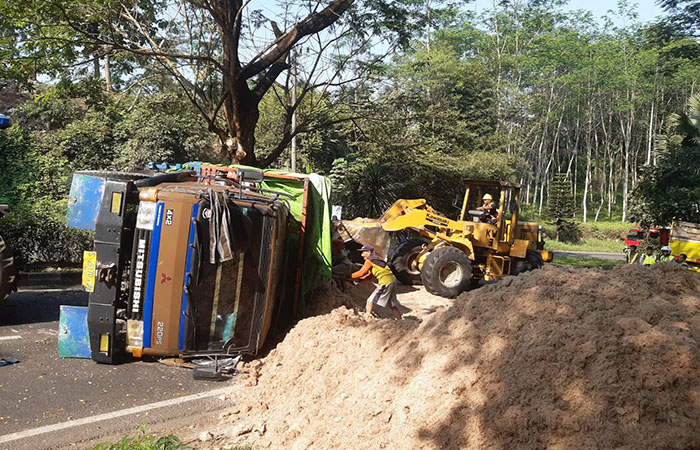 Gambar truk ampas tebu yang alami kecelakaan di Jalibar Kepanjen Kabupaten Malang kemarin (17/7).&nbsp;