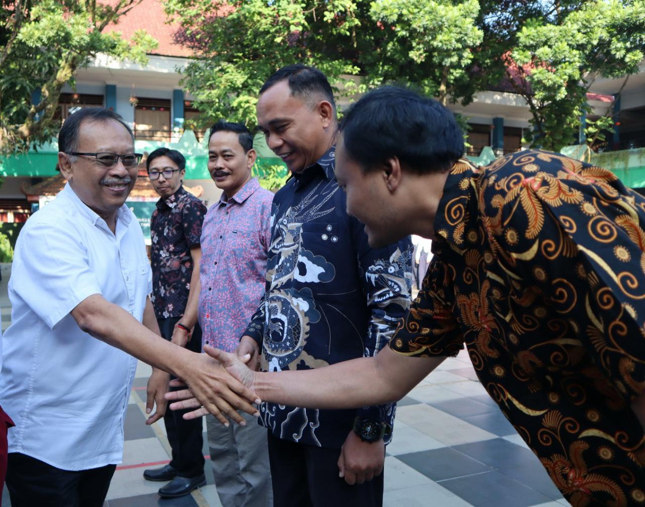 TANGGUNG JAWAB : Kepala SMPN 6 Malang Drs Syamsul Arifin MEd (kiri) menerima prosesi penyerahan siswa baru dari orang tua ke sekolah.