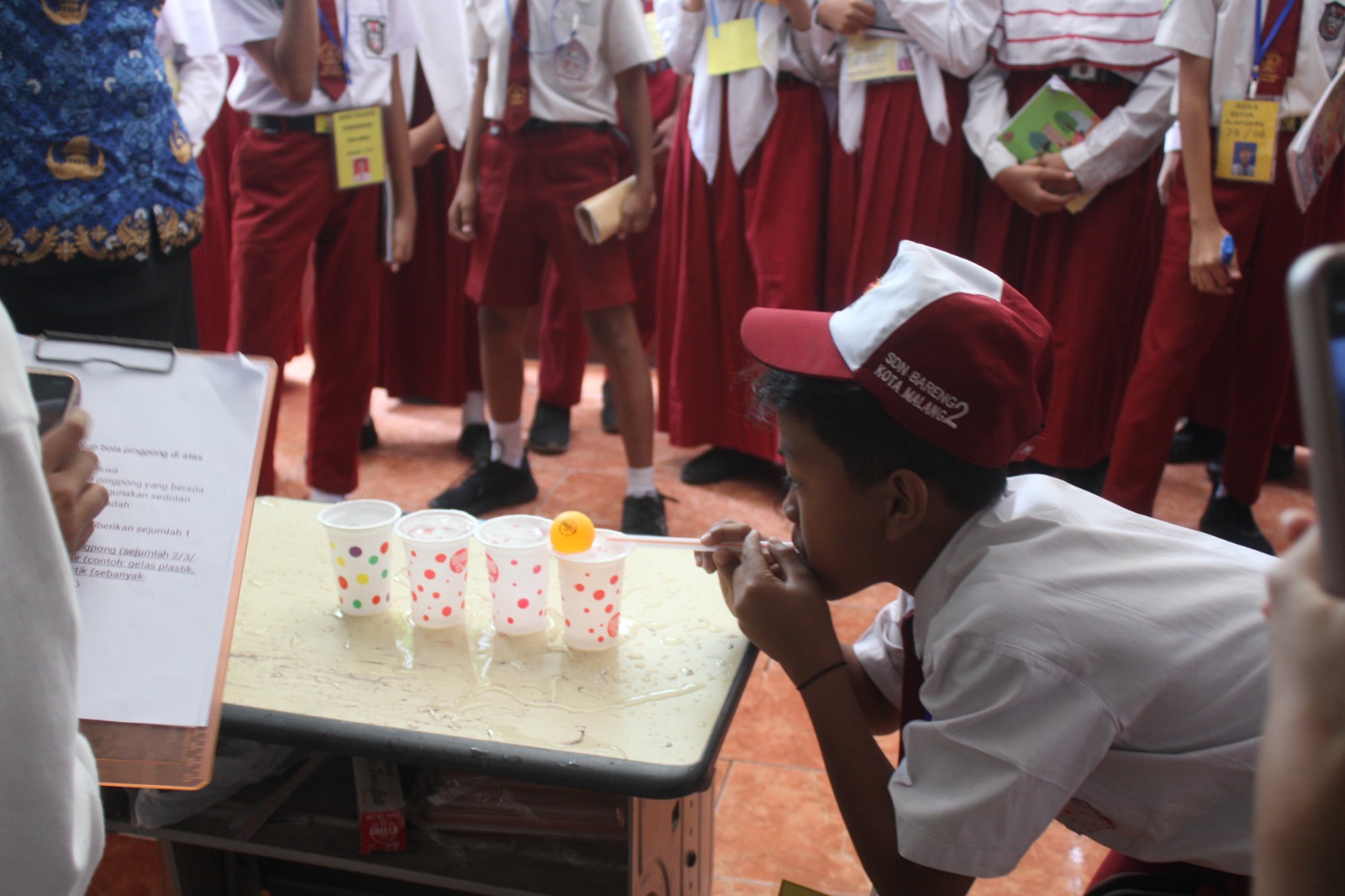 SEMANGAT : Salah satu peserta siswa SMPN 6 Malang mengikuti games dalam rangkaian MPLS di  halaman sekolah.