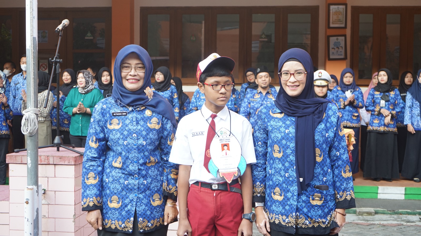 KOMITMEN : Kepala Sekolah Dra Mutmainah Amini MPd (kiri) menerima penyerahan siswa dari salah satu wali murid dr Etik Mertianti SpPD (kanan), kemarin (17/7).