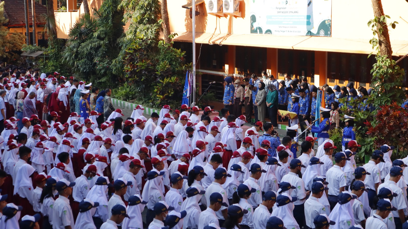 FOKUS :  Siswa baru SMPN 3 Malang bersiap untuk pembukaan MPLS di halaman sekolah.