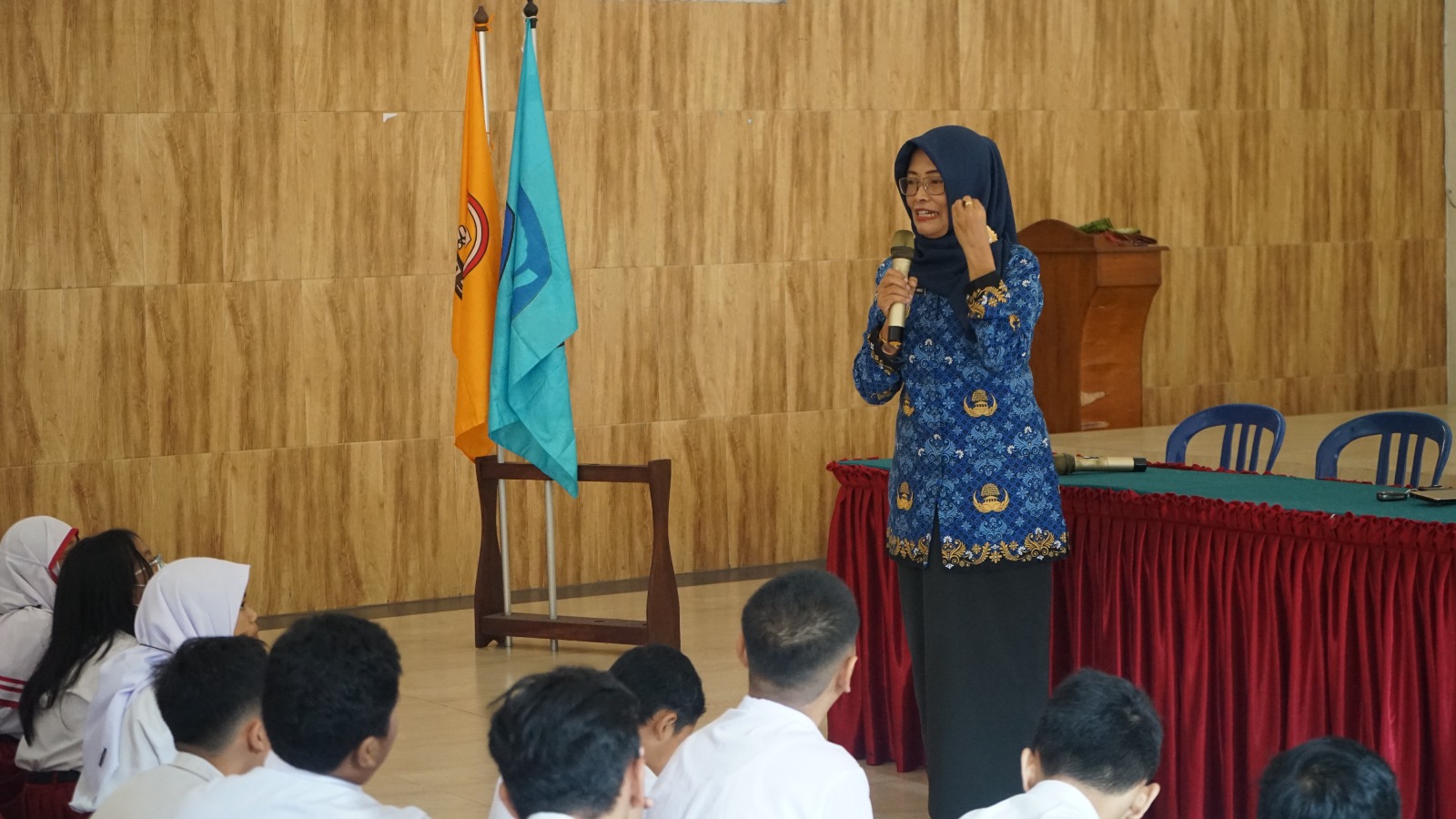 BERI MOTIVASI : Kepala SMPN 3 Malang Dra Mutmainah Amini MPd (berdiri) memberikan materi pengenalan sekolah di rangkaian MPLS, kemarin (17/7).