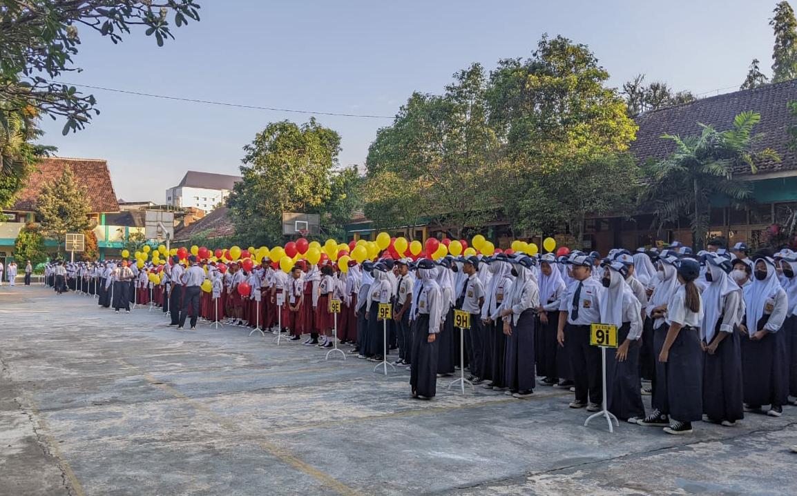 FOKUS : Upacara pembukaan seluruh peserta MPLS mulai kelas 7, 8 dan 9 di halaman SMPN 4 Malang.