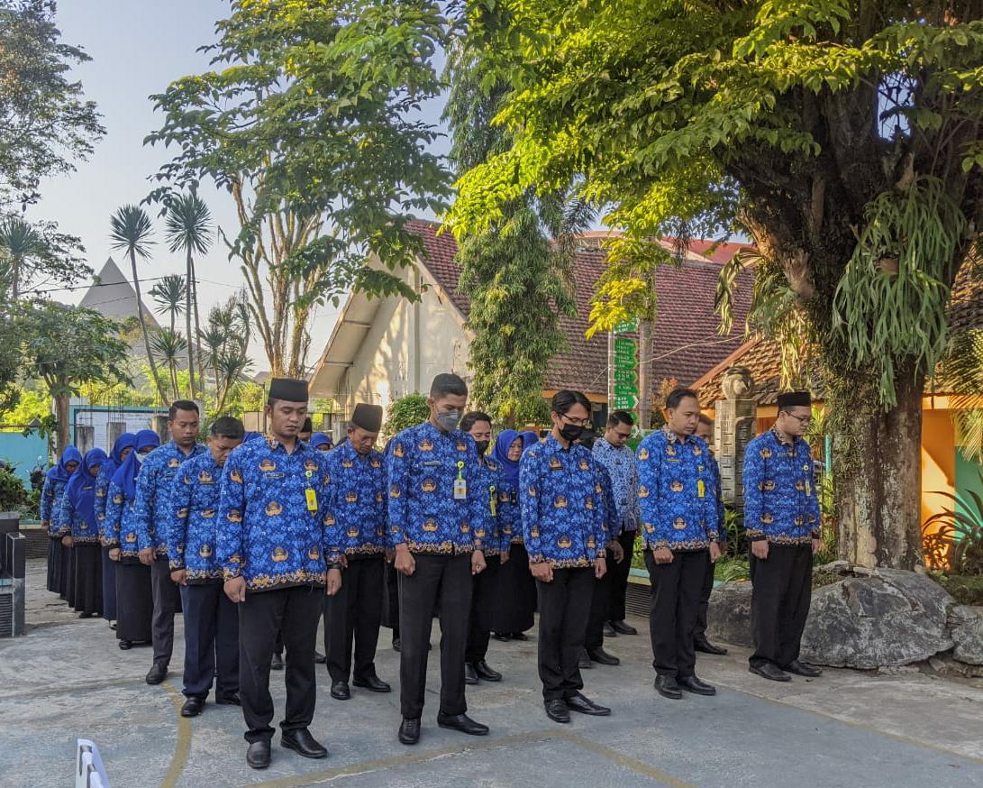 BERI CONTOH : Seluruh guru SMPN 4 Malang berpakaian seragam dan rapi saat mengikuti upacara pembukaan MPLS.