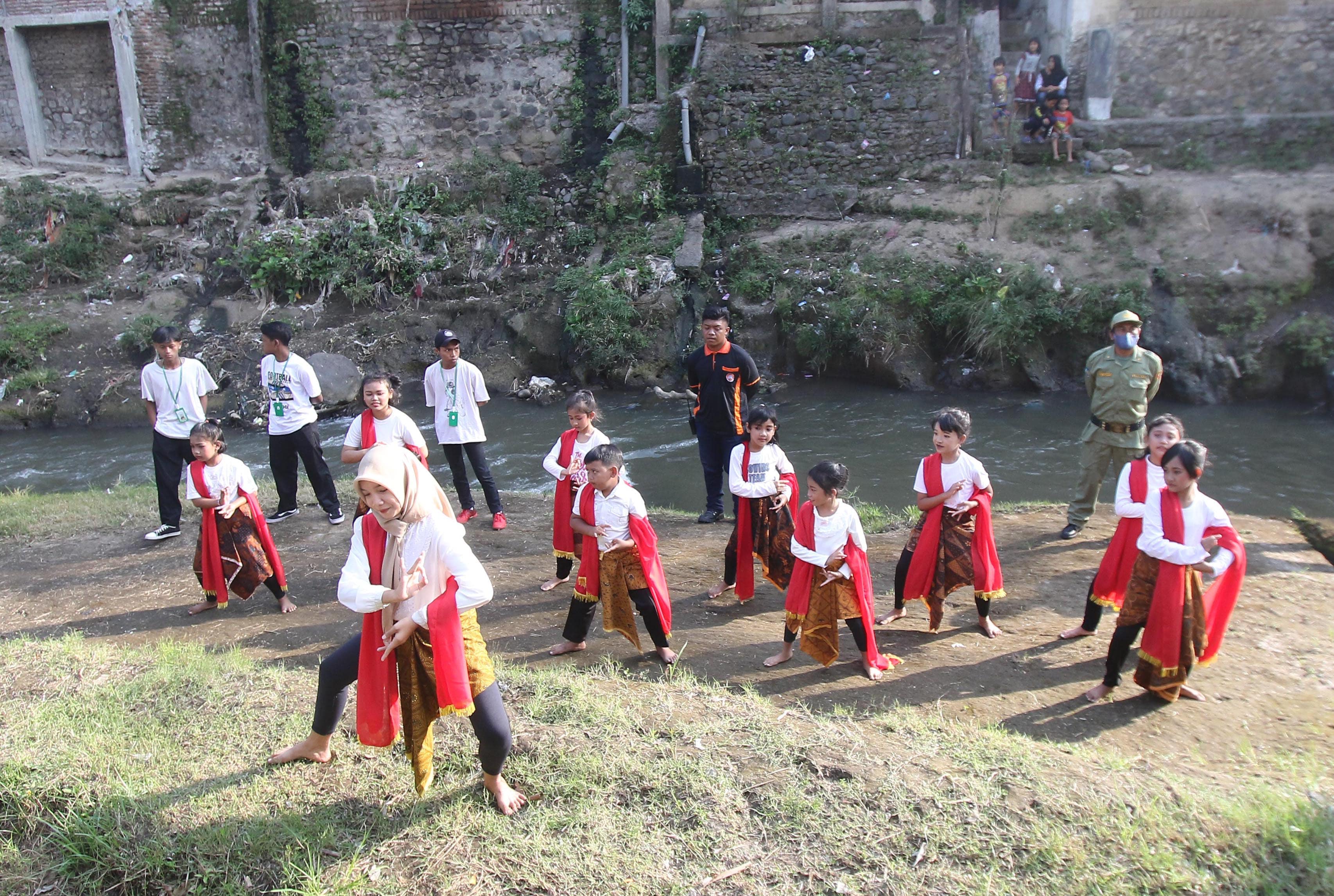 FESTIVAL: Para seniman cilik menarik di Kali Brantas, kawasan Kampung Putih, Klojen kemarin (19/7)
