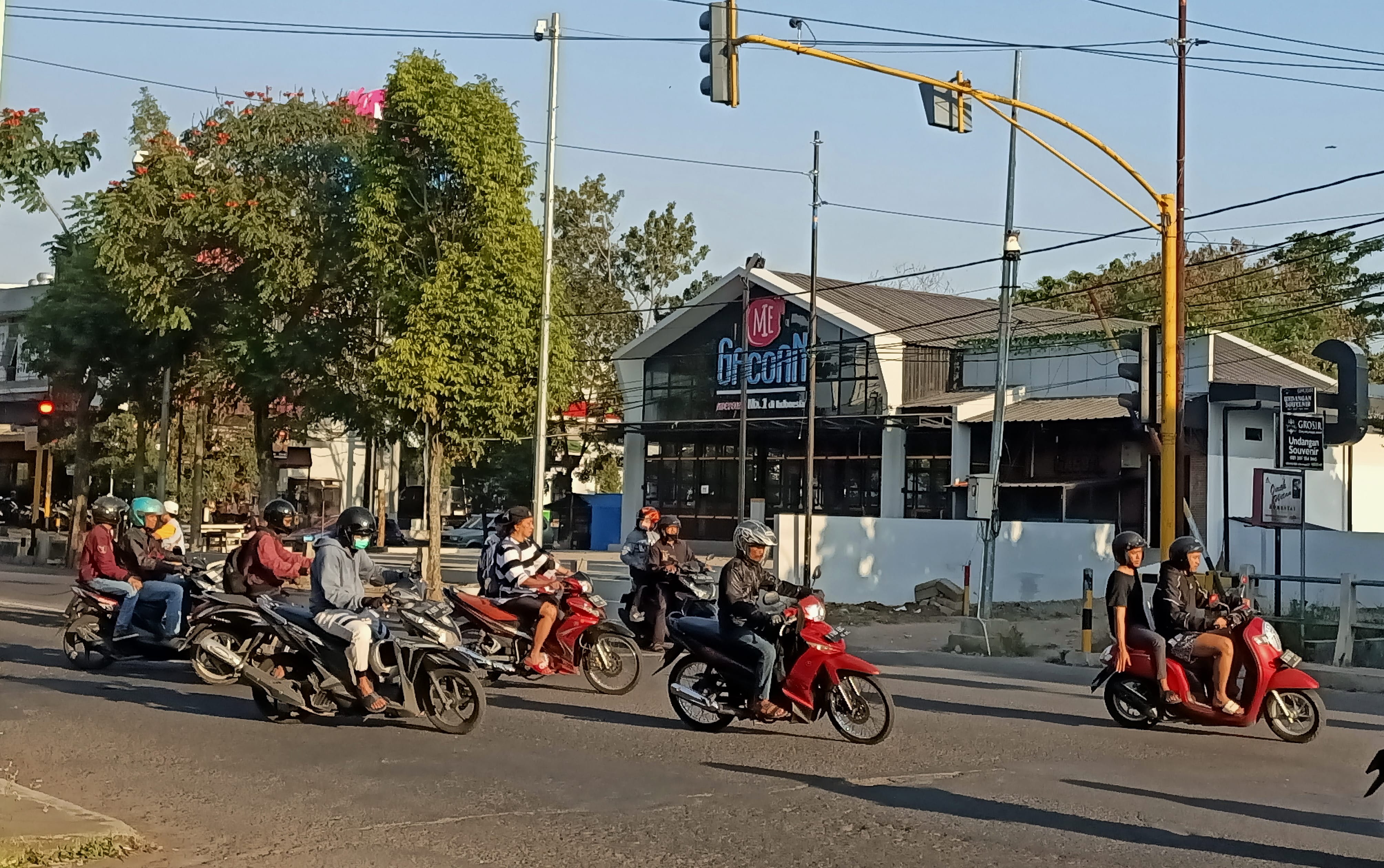 RAWAN MACET: Pengendara melintasi depan Mie Gacoan Sawojajar, kemarin. Lokasinya berada di simpang enam, sehingga rawan macet.