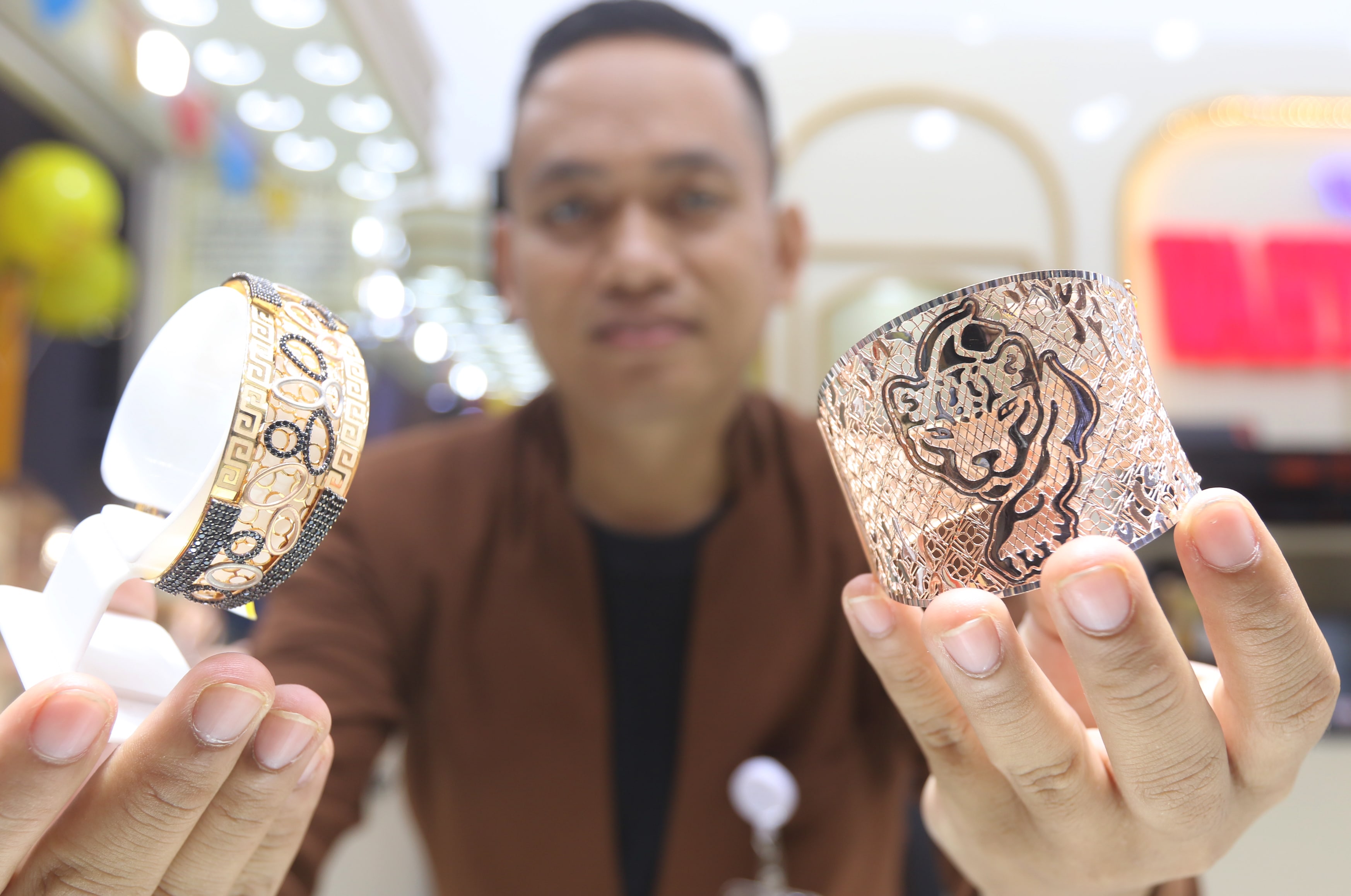 MODEL BARU: Salah seorang penjaga Toko Emas Wahyu Redjo menunjukkan perhiasan warna rose gold yang belakangan makin diminati masyarakat.