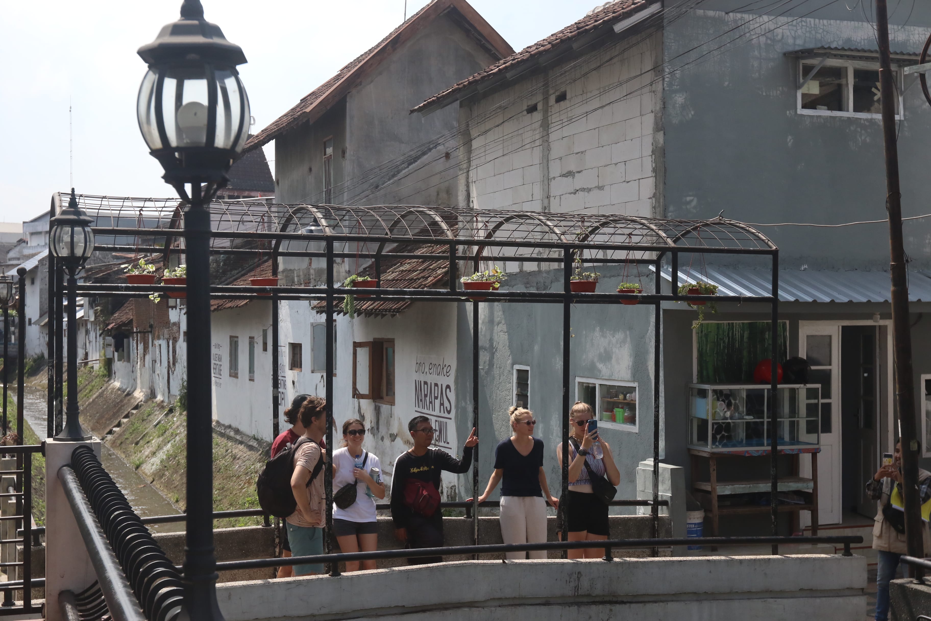 KAMPUNG WISATA: Wisatawan asing menikmati keinginan bangunan kuno di Kampung Heritage Kajoetangan.