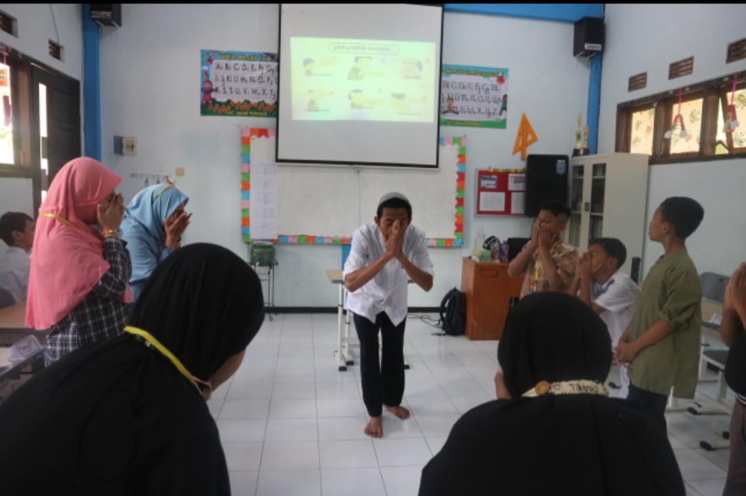 Guru-guru tidak hanya disiapkan untuk anak-anak didik normal, tetapi juga anak berkebutuhan khusus