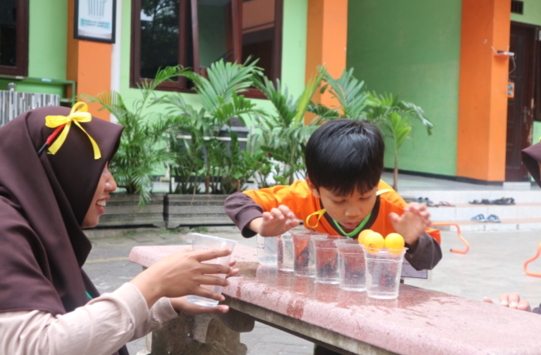 Permainan edukatif dalam kegiatan Sit-in dan pra MPLS Insan Permata Malang membuat anak-anak antusias