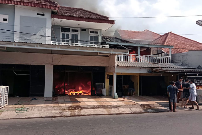 Api membakar ruang depan rumah yang juga dimanfaatkan sebagai usaha servis komputer di Jalan Rogonoto, Desa Losari, Singosari kemarin.