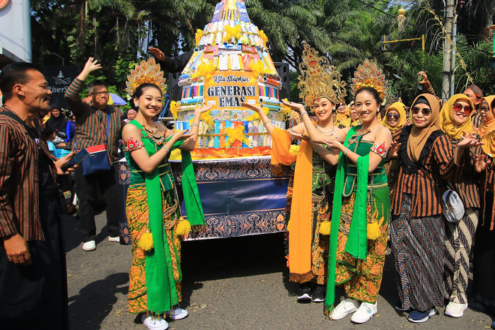Peserta kirab di Kelurahan Balearjosari, Kecamatan Blimbing kompak mengenakan busana tradisional Jawa.