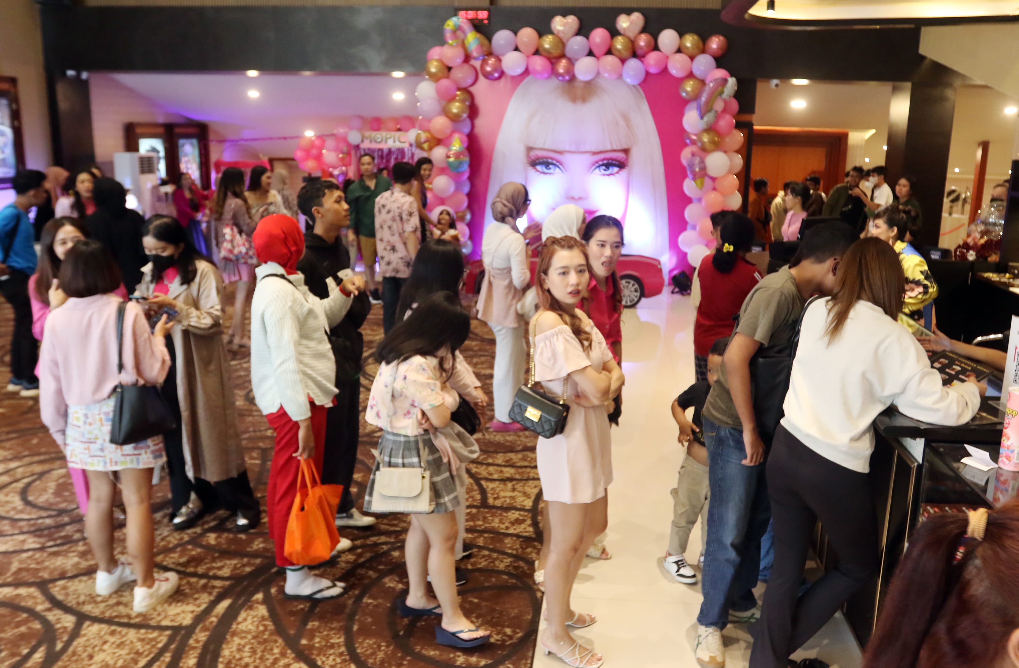 ANTUSIAS: Penonton film Barbie menikmati spot foto yang disiapkan Mopic Cinema, Jalan Soekarno Hatta kemarin.