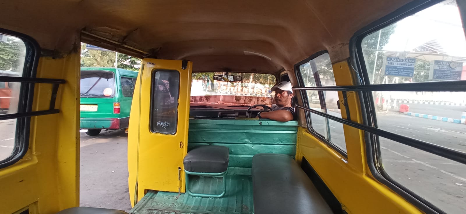 SEPI: Angkot di Terminal Kota Batu sepi penumpang.