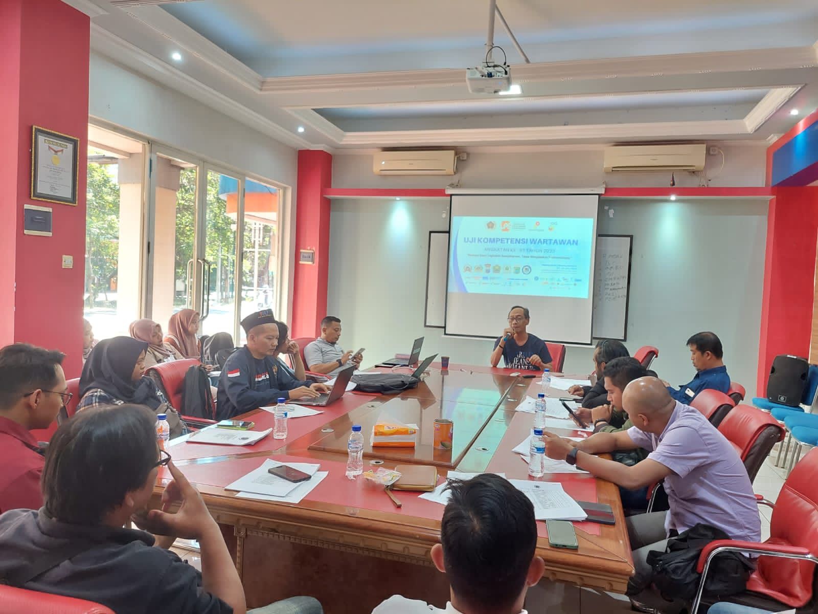 Sekretaris PWI Malang sedang memberikan pembekalam pada 35 peserta UKW di Mako PWI, Kamis (20/7).