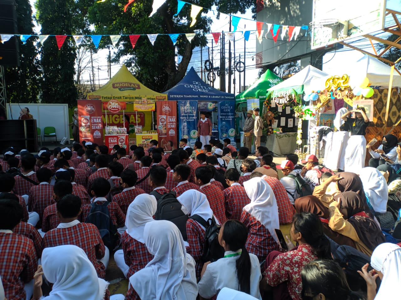 SUKSES : Kemeriahan acara dan support dari beberapa sponsor untuk rangkaian MPLS SMPN 5 Malang dalam acara Festival Lentera 2, pada Kamis (20/7).