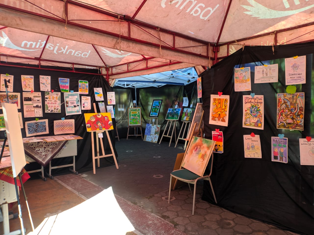 ICONIC : Hasil karya siswa siswa SMPN 5 dipamerkan saat Festival Lentera 2 sebagai salah satu bagian Implementasi Kurikulum Merdeka (IKM).