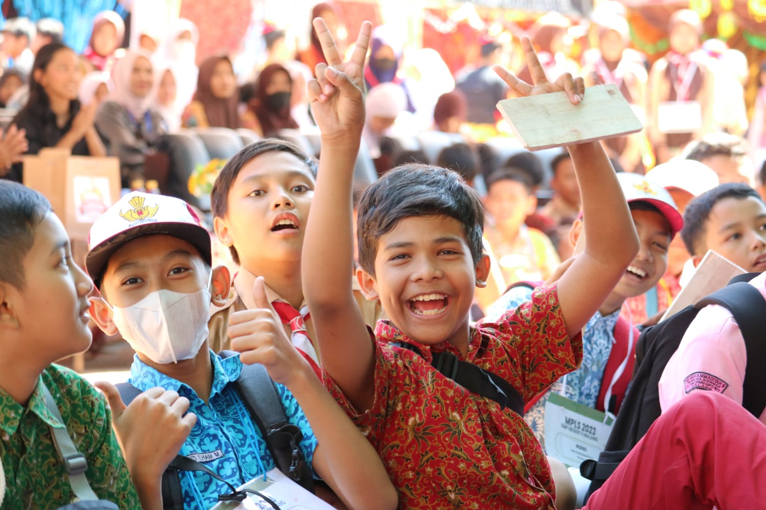 BAHAGIA : Raut kegembiraan terpancar dari siswa baru SMPN 5 Malang dalam rangkaian acara MPLS, kemarin (20/7).