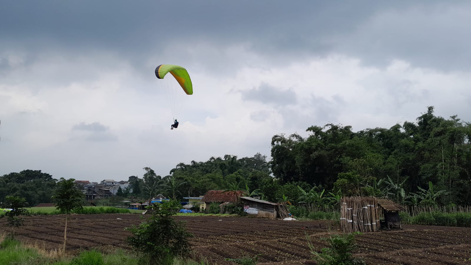 SPORT TOURISM: Paralayang menjadi salah satu sport tourism yang diminati di Kota Batu.