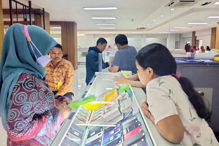 Aktivitas jual beli di lantai dua Mal Sarinah mulai tersaji, kemarin. Mereka merupakan tenant yang terdampak kebakaran di Malang Plaza.