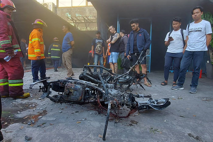 Yamaha Aerox dan MX King hangus terbakar di parkiran basement pusat kebugaran di Galunggung, Gading Kasri, Klojen, kemarin sore (20/7).