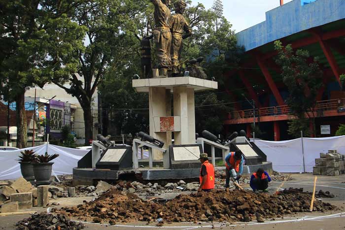 Sejumlah pekerja membuat fondasi monumen TGP yang baru. Progres penggeseran monumen TGP kini sudah menyentuh 8 persen.