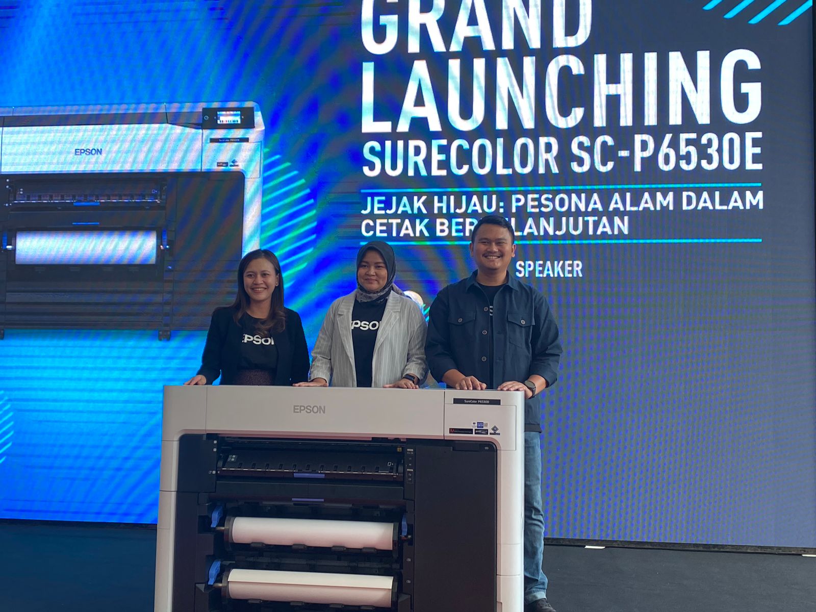 Jajaran PT Epson menunjukkan Epson SureColor SC-P6530E dalam grand launching di Surabaya