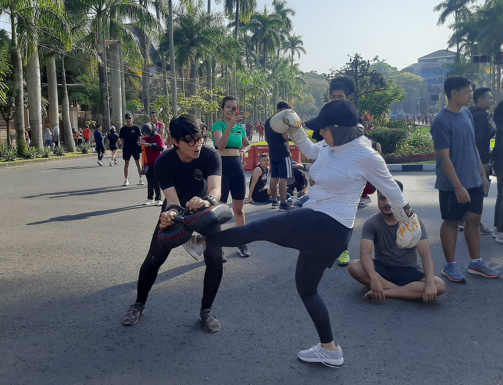 LATIHAN: Seorang pengunjung Car Free Day Ijen mempraktikkan teknik tendangan Muaythai, kemarin pagi. (durotul karimah/radar malang)