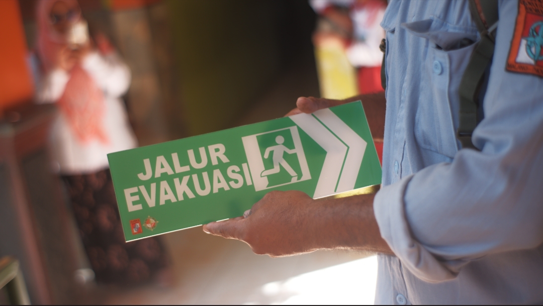 Penunjuk jalur evakuasi mempermudah siswa dan guru dalam menyelamatkan diri dari bencana