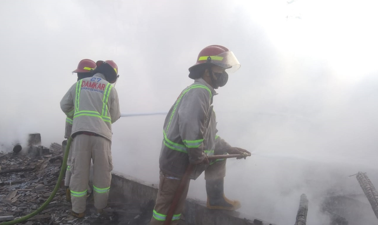 SUDAH PADAM: &nbsp;Tim Damkar menuntaskan pemadaman api di kandang ayam yang berlokasi di Dusun Boros, Desa Bringin, Kecamatan Wajak. (Damkar for Radar Malang)  &nbsp;