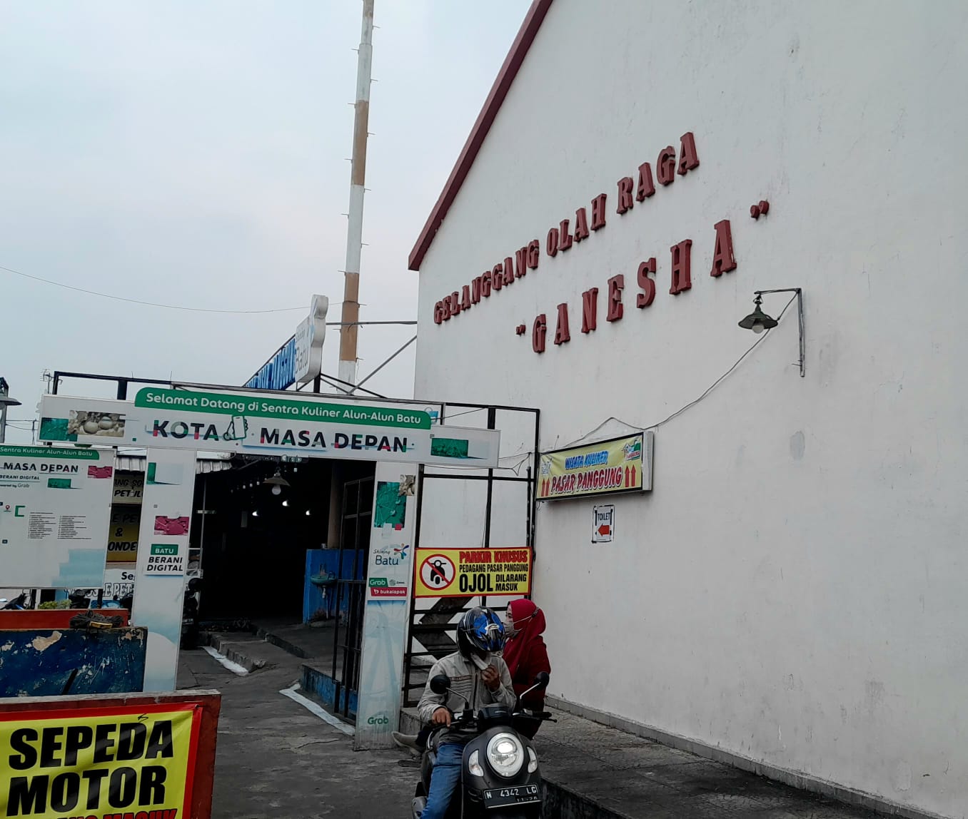 BANGUNAN LAMA: GOR Ganesha berada di barat Pasar Laron Alun-Alun Batu.