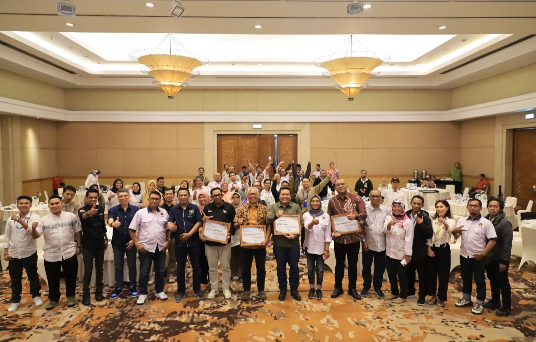 Para peserta UKW angkatan 51 bersama  empat narasumber seminar P2SK dan Stabilitas Finansial/Moneter di Hotel Santika, (23/7).