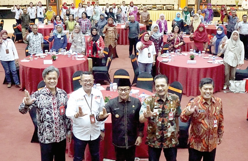 Wali Kota Malang Sutiaji (depan, tengah) bersama Pemimpin Bank Jatim Cabang Malang Deddy Adjie Wijaya (dua dari kiri) dalam sebuah kesempatan.